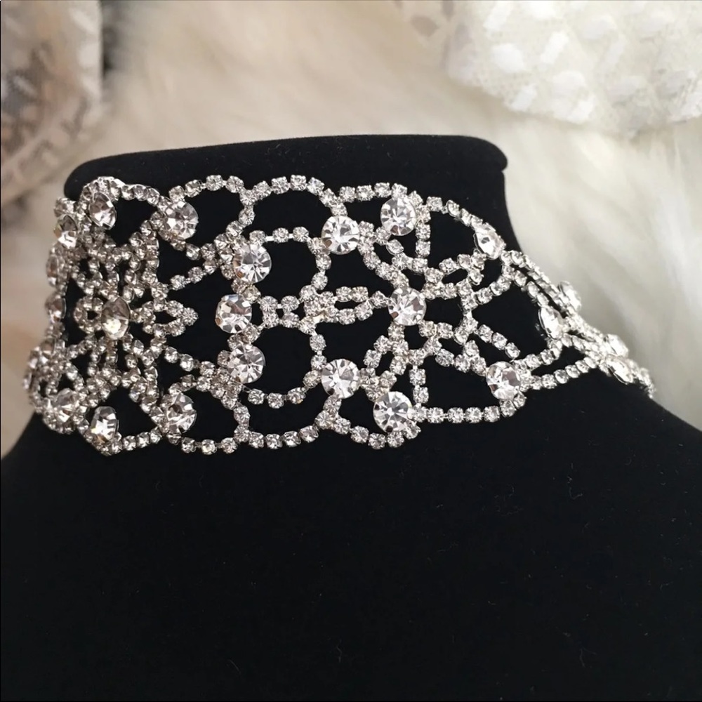 SOLD OUT 💕2 for $35💕Floral Elegant Choker - Picture 2 of 8